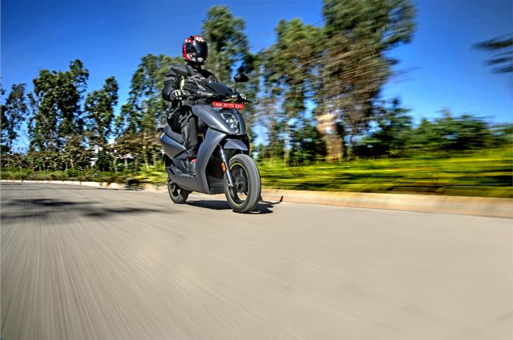 The 450X gets a 2.9kWh battery (installed capacity) and a 6kW motor. 0-40kmph comes up in 3.29s while 0-60kph takes 6.5s. Top speed is capped at 80kph.